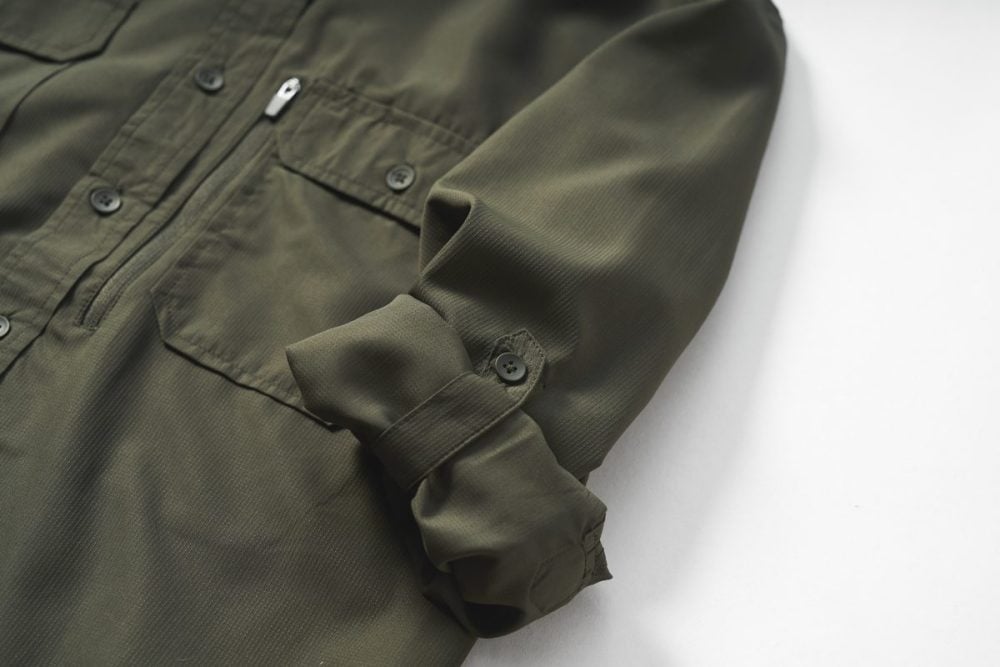 袖の裏側にタブが付いており、ボタンでしっかりと留めることができる