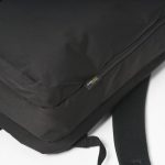 摩擦・引き裂き・擦り切れに強く、キャンプ製品などにも使われるタフな素材を採用