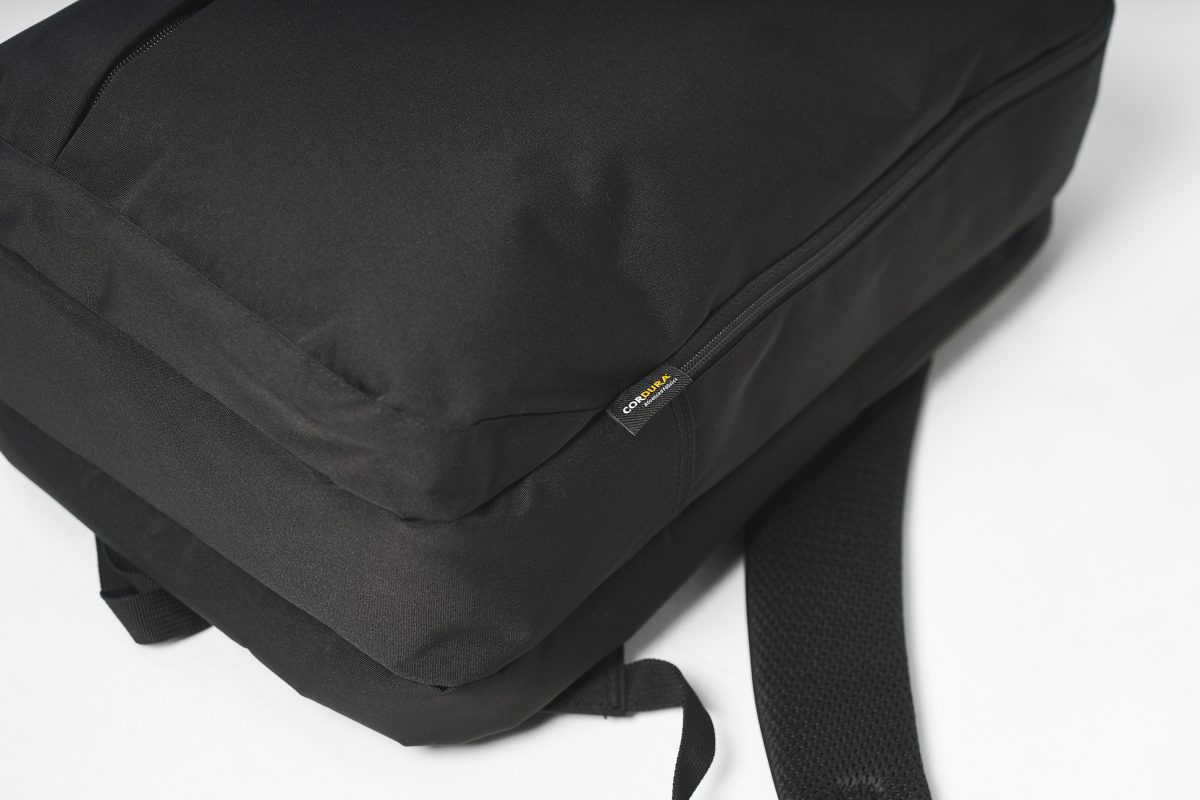 摩擦・引き裂き・擦り切れに強く、キャンプ製品などにも使われるタフな素材を採用