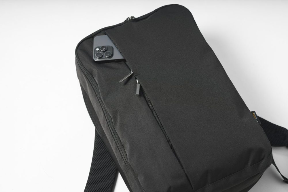 大小とポケットサイズが違うので、小さいものは上に、長いものは下のポケットにと分けて入れることができる