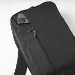 大小とポケットサイズが違うので、小さいものは上に、長いものは下のポケットにと分けて入れることができる