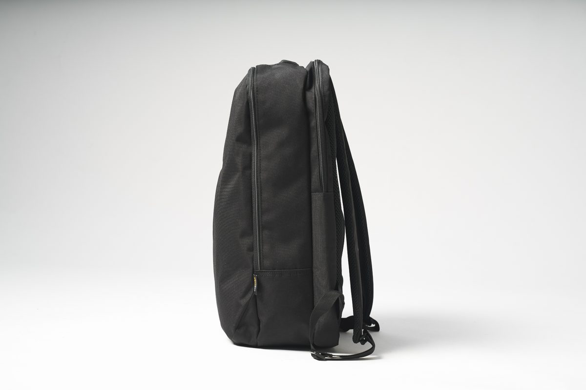 2層式になっているため、書類やPCなどを分けて収納できる