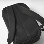 背面とストラップ裏はメッシュ仕様なので、ムレにくく通年使うことができそう