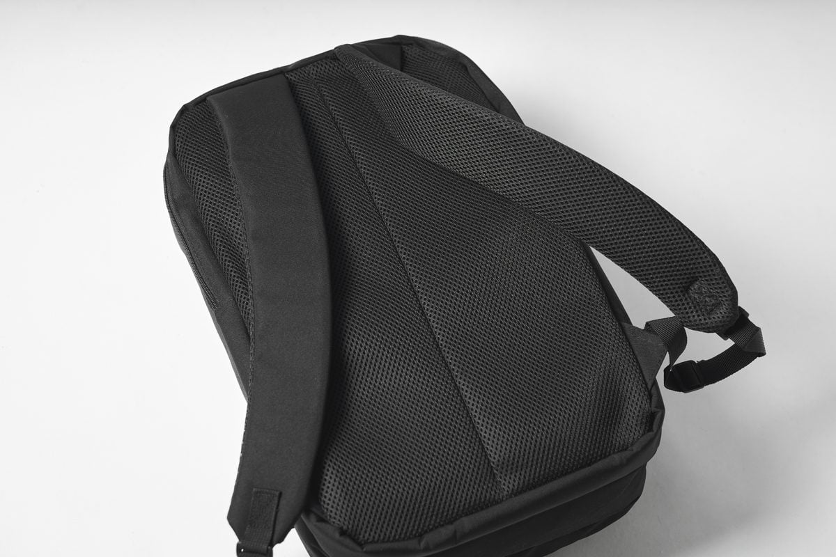 背面とストラップ裏はメッシュ仕様なので、ムレにくく通年使うことができそう