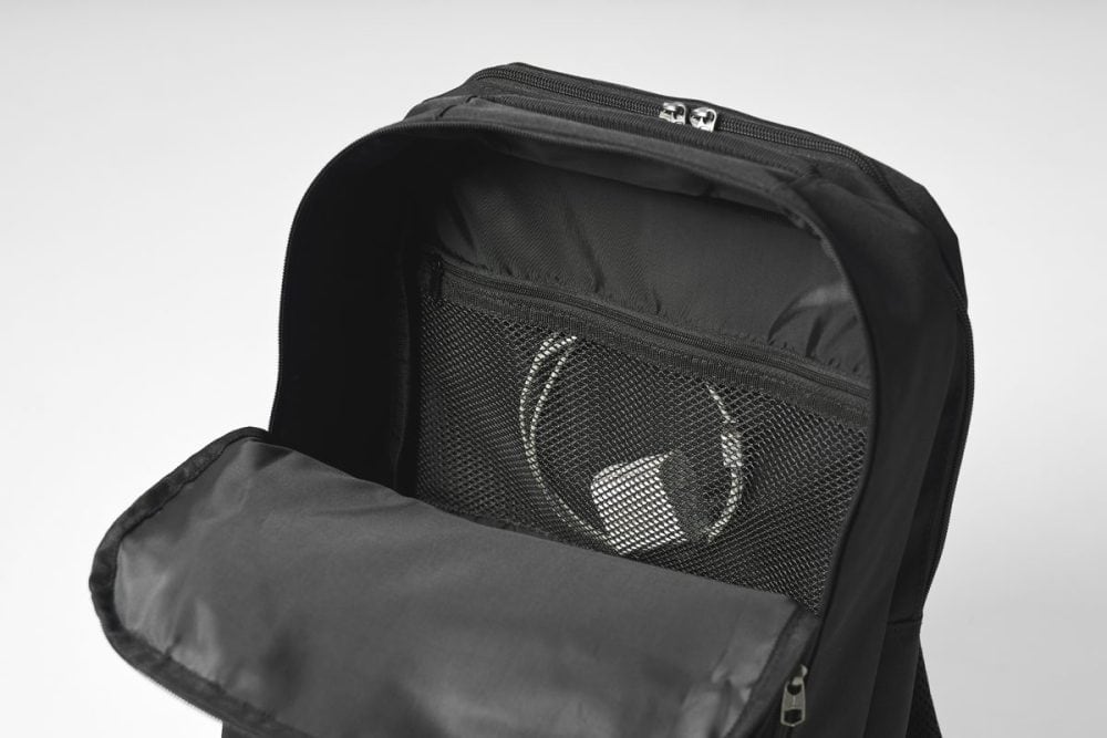 メインコンパートメントはA4サイズの書類が難なく収まり、メッシュポケットもあるので小物の仕分けに便利