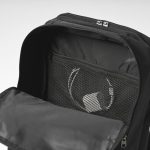 メインコンパートメントはA4サイズの書類が難なく収まり、メッシュポケットもあるので小物の仕分けに便利