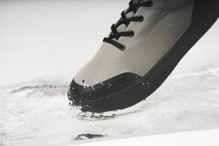 【ワークマンの凄すぎるスニーカー】雨でも無敵!「蒸れない・滑らない」2500円の防水シューズをスタイリストが徹底解説