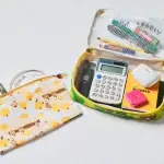 【公式サイトですでに完売も】再現度ヤバすぎる「明治 きのこの山」がポーチになった！豪華3点セット付録が登場します