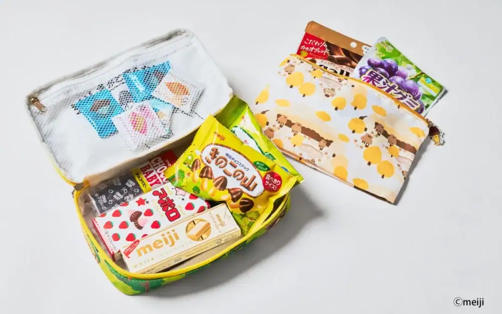 【公式サイトですでに完売も】再現度ヤバすぎる「明治 きのこの山」がポーチになった！豪華3点セット付録が登場します