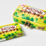 【公式サイトですでに完売も】再現度ヤバすぎる「明治 きのこの山」がポーチになった！豪華3点セット付録が登場します