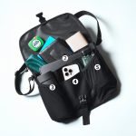 フラップを開けば4つのポケットが