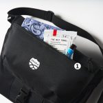 荷物が出し入れしやすいフラップポケット