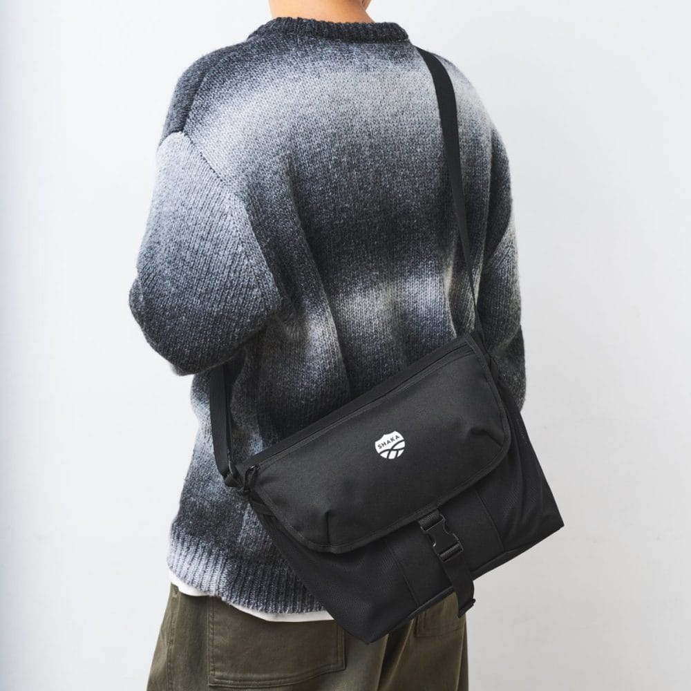 黒を基調としたシンプルなデザインなのでどんなファッションにも合わせやすい