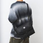 黒を基調としたシンプルなデザインなのでどんなファッションにも合わせやすい