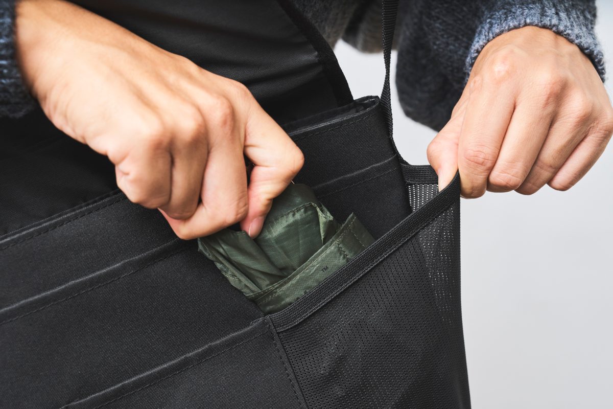 伸縮性抜群のメッシュポケット