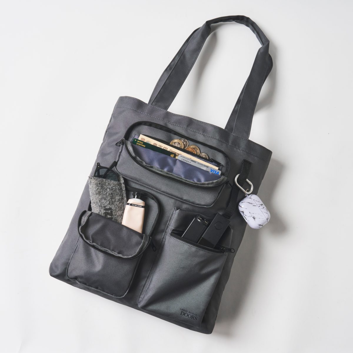 便利な外ポケットを搭載