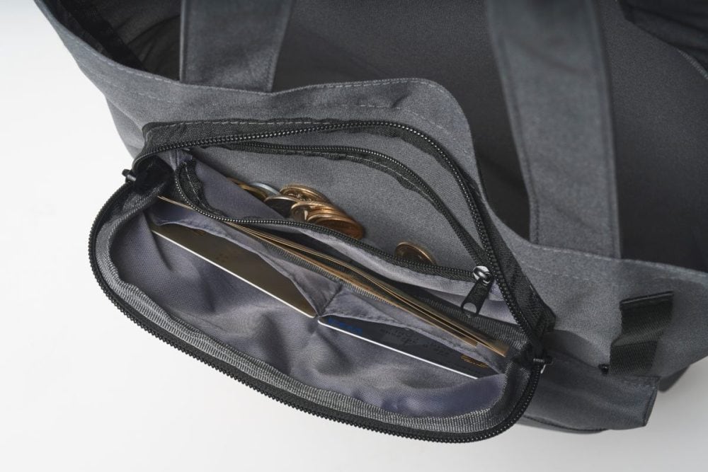 上部にある外ポケットは財布機能を持つ