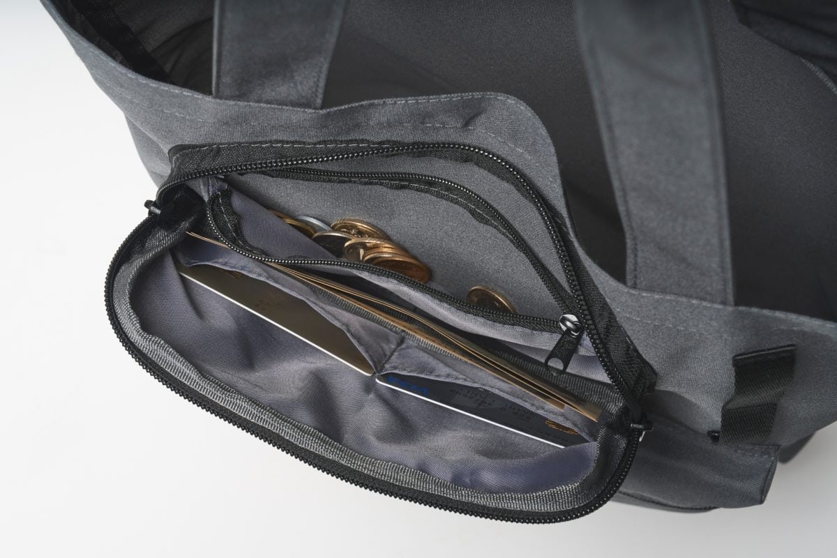 上部にある外ポケットは財布機能を持つ