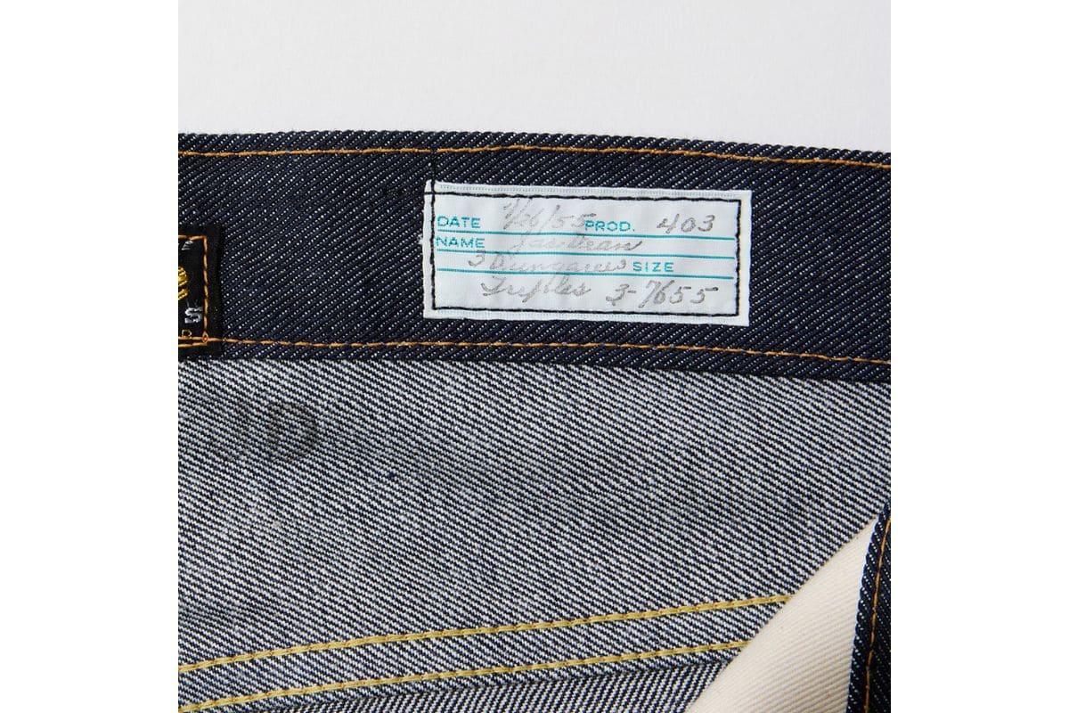 象徴的なディテールとして、ベルト内側に映画の衣装として使用されていたことを示す&ldquo;タグ&rdquo;を配し、イニシャルの&ldquo;JD&rdquo;スタンプを押印