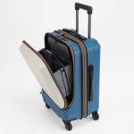 立てたまま開閉できるフロントポケット