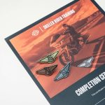 プログラム修了者には、記念のピンバッジ（インストラクターがレッスンにおける評価を行い、レベルに応じてゴールド、シルバー、ブロンズの3種類が用意されている）と修了記念証が授与される