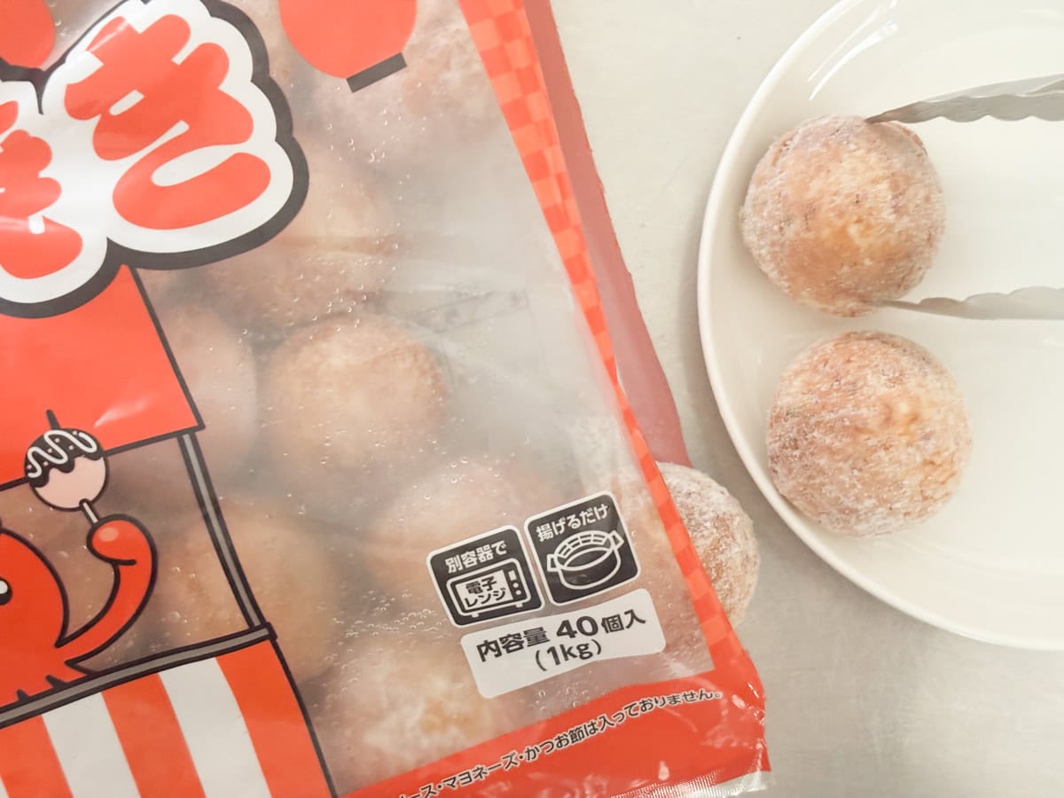 調理方法はいたって簡単。耐熱皿に凍ったままのたこ焼きを並べてラップをかけずにレンチンするだけ!