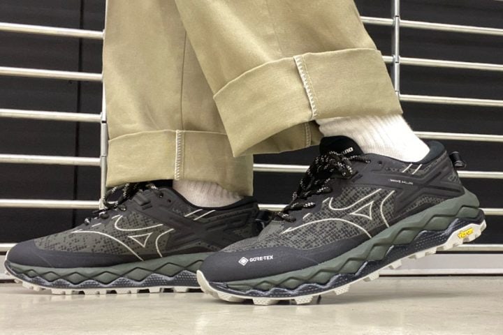 【雨の日も無敵な一足】ビブラムソールにGORE-TEX!“スペックお化け”なミズノ×マハリシ「WAVEMUJIN」をエディターが試し履き