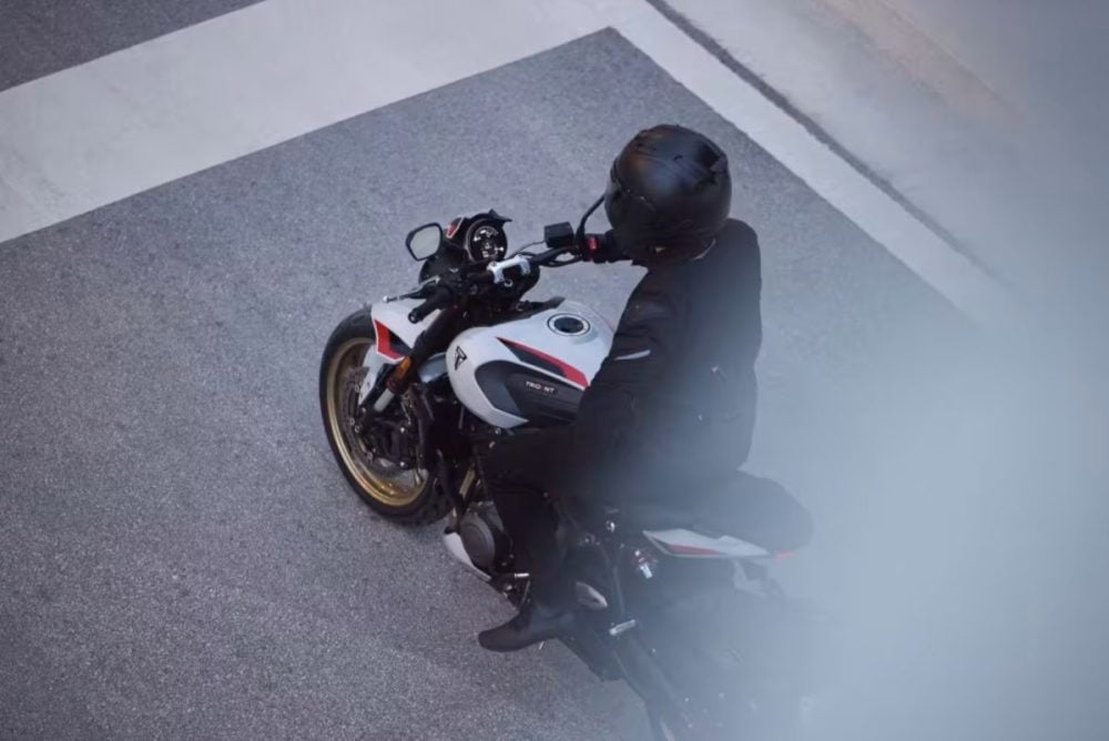 街中の路肩で佇む姿も、街中を駆け抜ける姿も、その存在感を示してくれる