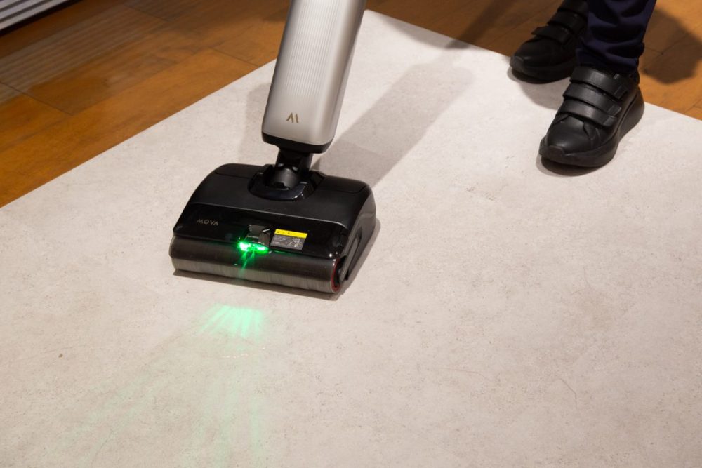 ブラシヘッドに搭載されたLEDライトがペットの毛や微細なホコリなど、目に見えにくい汚れを照らし出し、精密な清掃を可能にします