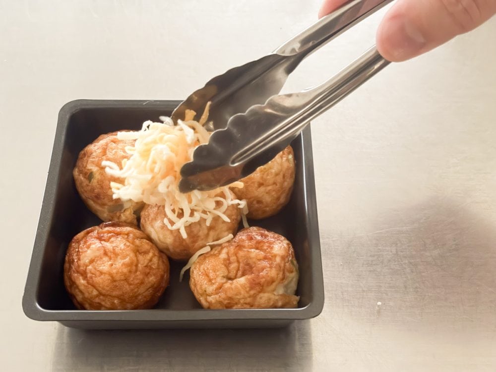 チーズをトッピングして、じんわりと熱を加えるオーブントースター焼きたこに仕上げます