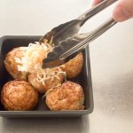 チーズをトッピングして、じんわりと熱を加えるオーブントースター焼きたこに仕上げます