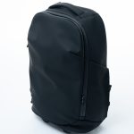 バッグは自立でき、上部のジッパーにはバーが格納されている