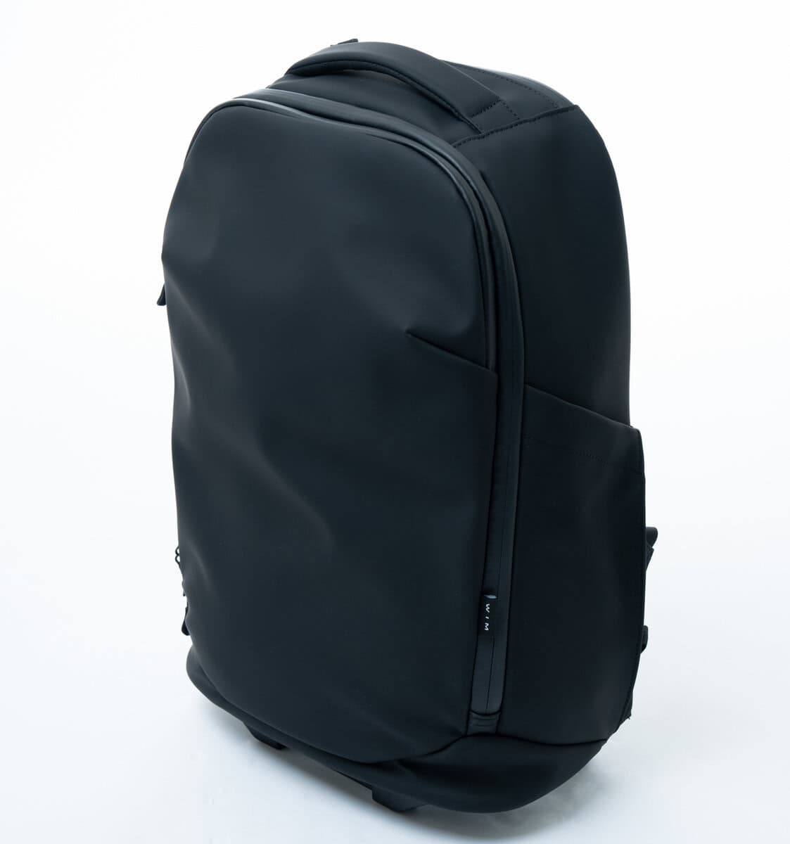 バッグは自立でき、上部のジッパーにはバーが格納されている