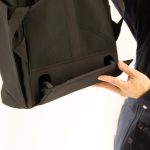 ちょうど腰のあたりに格納されているキャスターはマグネット式で、スーツケースからリュックに1秒でトランスフォーム