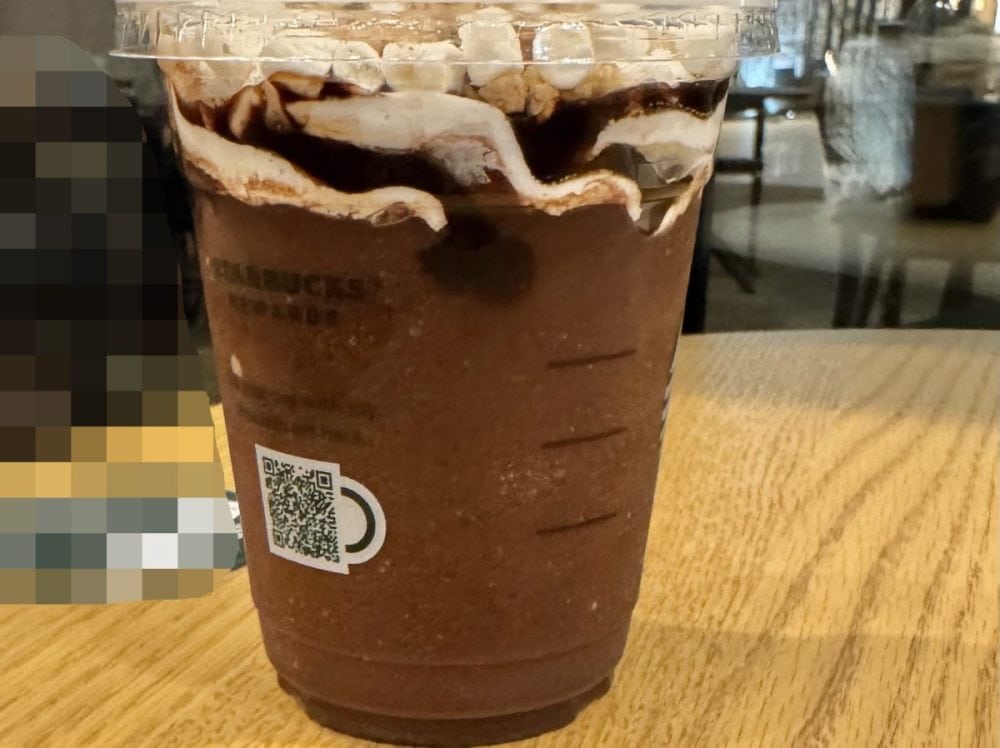 濃厚な甘さとほろ苦さが混ざった特製チョコレートソースがメイン