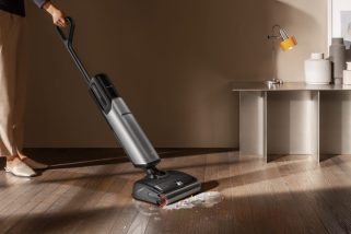 【ダイソン、シャークに次ぐ!?】掃除機界“第3の黒船”が日本上陸! 80℃熱水×2万Pa吸引の「MOVA」が凄すぎた…体験レポート