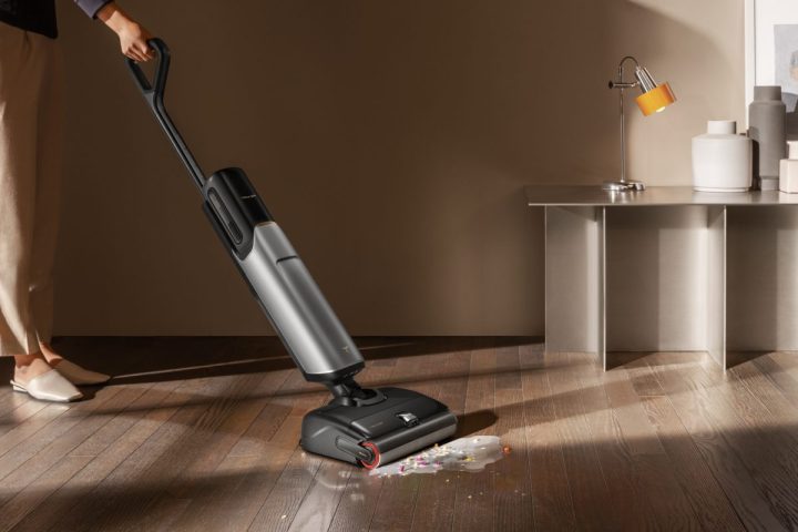 【ダイソン、シャークに次ぐ!?】掃除機界“第3の黒船”が日本上陸!80℃熱水×2万Pa吸引の「MOVA」が凄すぎた…体験レポート