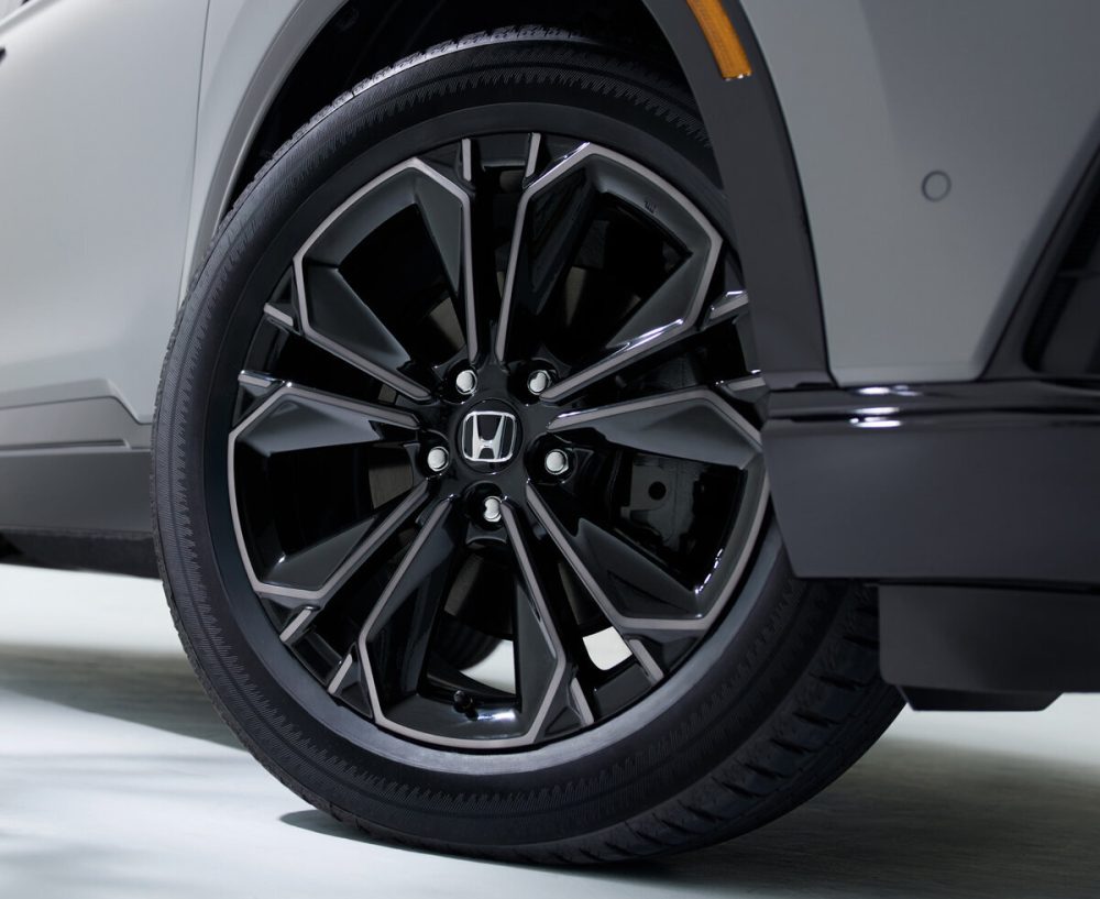 RSブラックエディションはベルリナブラック＋ダーク切削クリアの19インチアルミホイールを装着