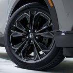 RSブラックエディションはベルリナブラック＋ダーク切削クリアの19インチアルミホイールを装着