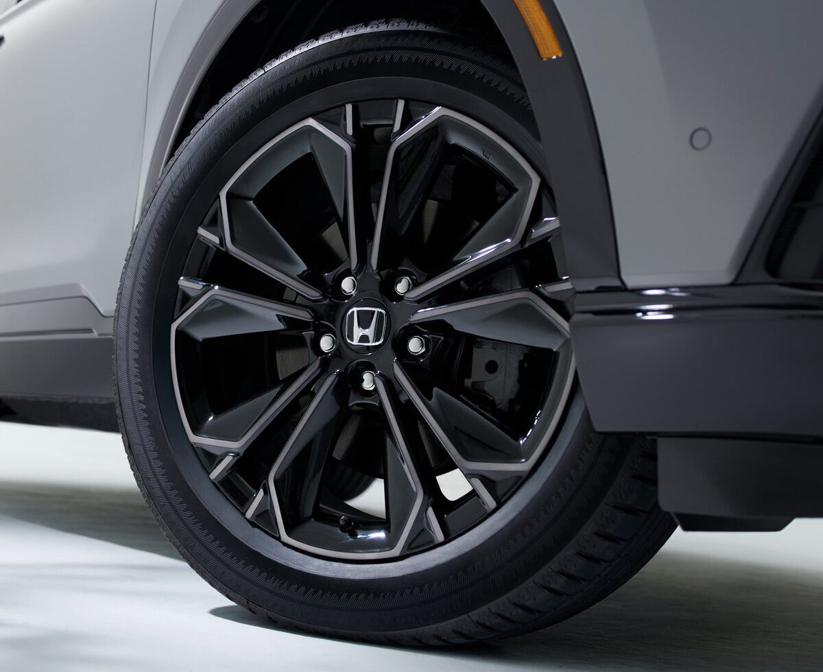 RSブラックエディションはベルリナブラック＋ダーク切削クリアの19インチアルミホイールを装着