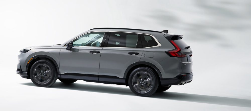 歴代モデルのスポーティな骨格を継承しつつ、よりSUVらしい力強いシルエットへと進化