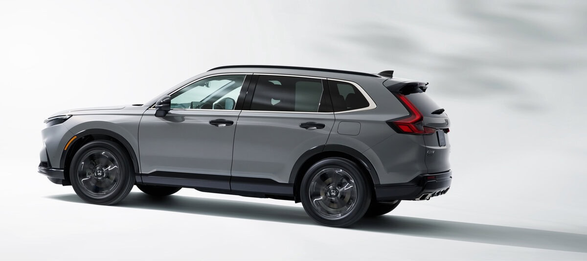 歴代モデルのスポーティな骨格を継承しつつ、よりSUVらしい力強いシルエットへと進化