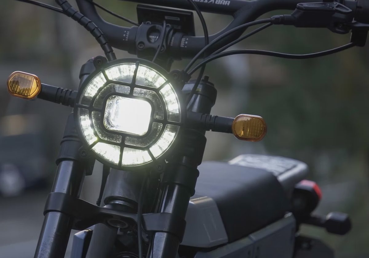 ヘッドランプを含む灯火類は全てLED