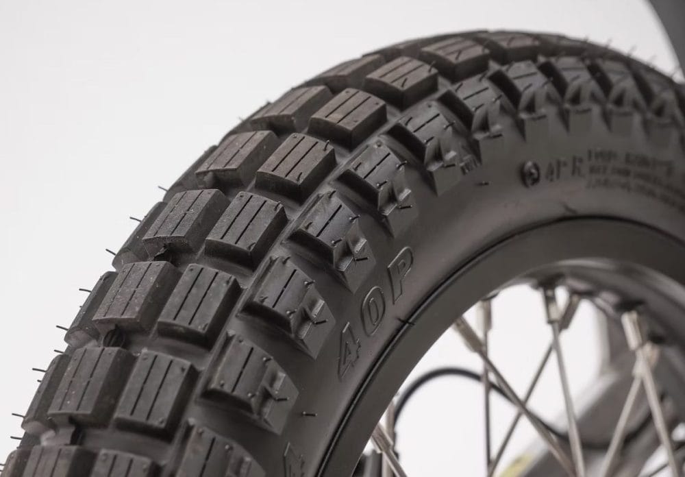 舗装路はもちろん土や砂利道などでもしっかりとグリップをするブロックタイヤ