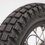 舗装路はもちろん土や砂利道などでもしっかりとグリップをするブロックタイヤ