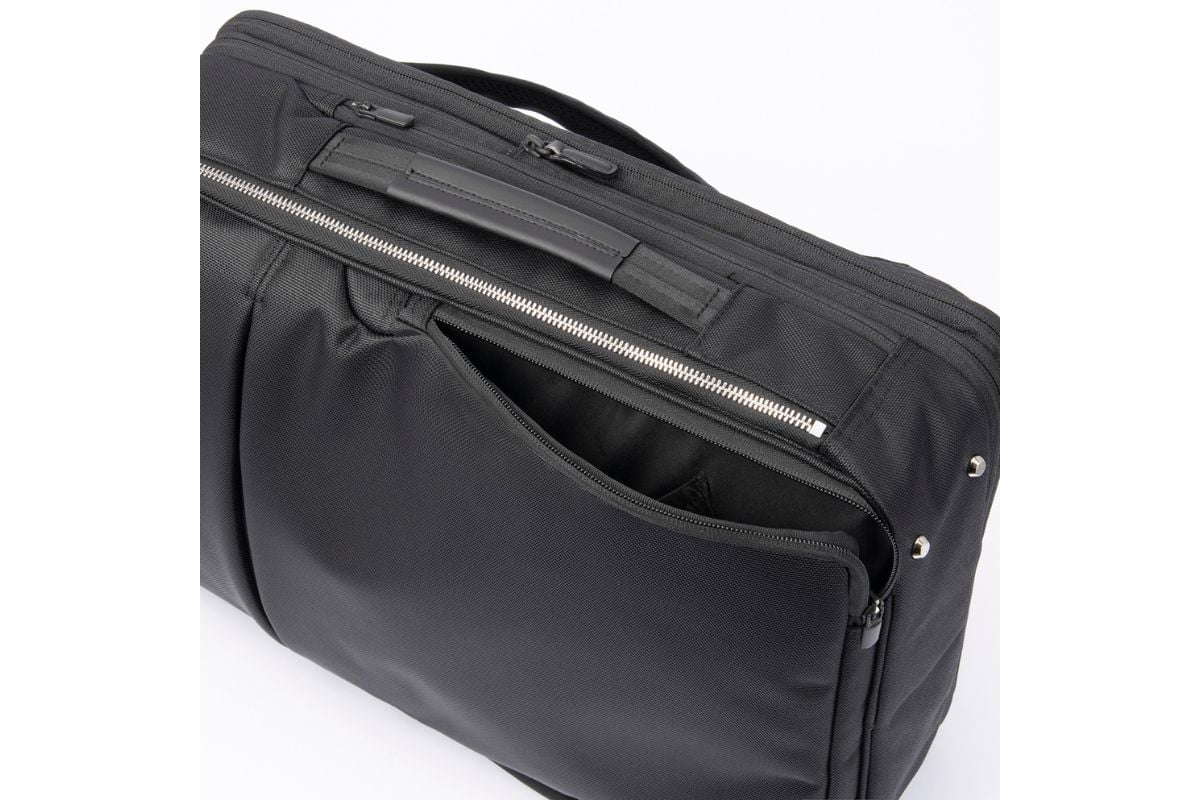 フロント下部のクイックラウンドポケット内にはスマートフォンなどを収納できるポケットを新設