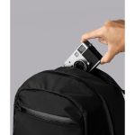 上部のポケットは裏地付きで、サングラスやカメラなど、保護したいものの収納に便利