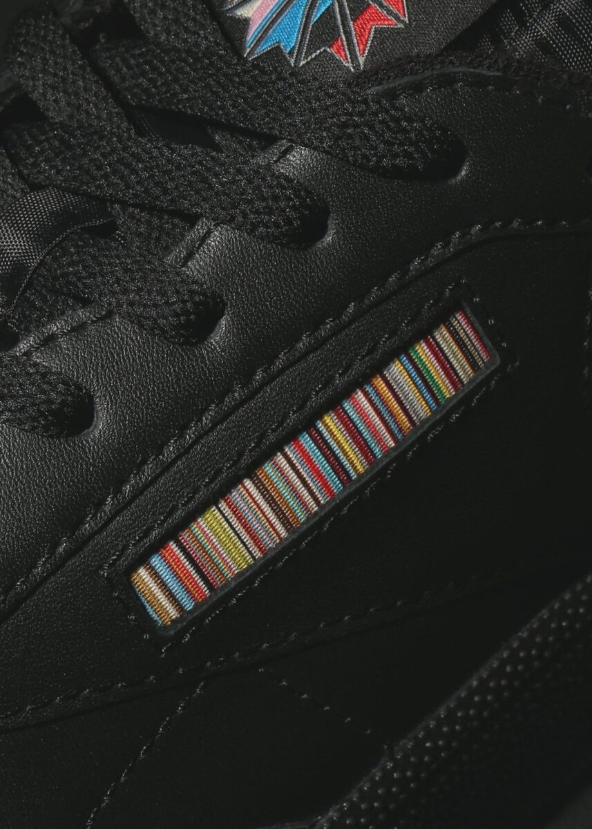 左足のサイドパネルにポール・スミスのシグネチャーストライプを施し、控えめながら確かな個性が光るデザインに仕上げている