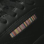 左足のサイドパネルにポール・スミスのシグネチャーストライプを施し、控えめながら確かな個性が光るデザインに仕上げている