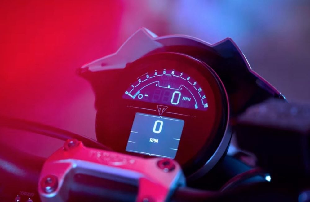 メーターには視認性に優れたカラーTFTディスプレイも採用されている